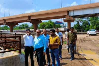 आयुक्त पहुंचे विकास कार्यो का जायजा लेने, जल्द पूर्ण करने अधिकारियों को दिये निर्देश
