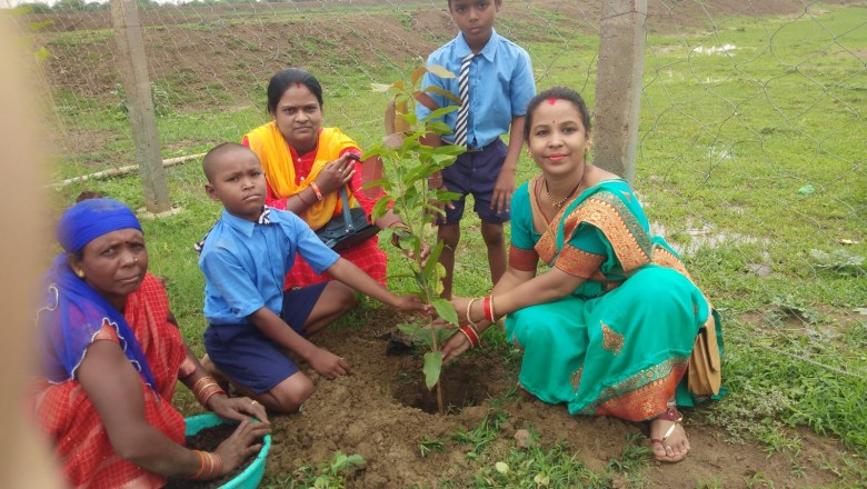 धमधा  : ग्राम परसदा  में बड़े पैमाने किया गया वृक्षारोपण