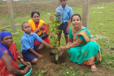 धमधा  : ग्राम परसदा  में बड़े पैमाने किया गया वृक्षारोपण
