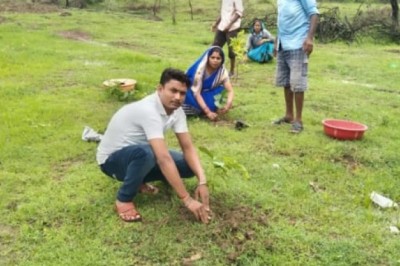 दुर्ग : ग्राम पंचायत कोडिया  में वृक्षारोपण का कार्य संपन्न