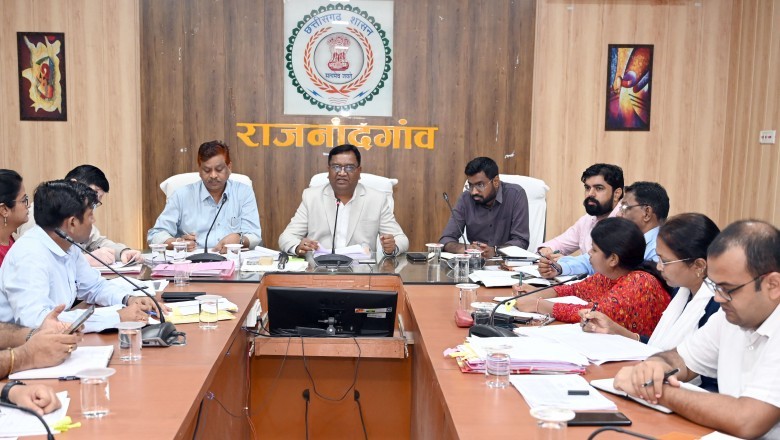 शासन की फ्लैगशिप योजनाओं में जिले की टीम उत्कृष्ट प्रदर्शन करते हुए कार्य करें - कलेक्टर  डोमन सिंह