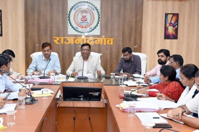 शासन की फ्लैगशिप योजनाओं में जिले की टीम उत्कृष्ट प्रदर्शन करते हुए कार्य करें - कलेक्टर  डोमन सिंह