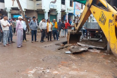 कलेक्टर के टास्क को पूरा करने निगम का अमला मैदान पर, सड़क किनारे रखे मलबा पर हो रही है कार्यवाही