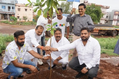 वन होम वन ट्री के तहत शहर में छाई हरियाली, महापौर नीरज पाल ने रोपित किए पौधे