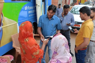 मोबाइल मेडिकल यूनिट शिविर स्थल का आयुक्त प्रकाश सर्वे ने किया निरीक्षण