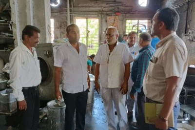 राजस्व प्रभारी ऋषभ ( बाबू ) ने उपायुक्त के साथ किया इंदिरा मार्केट का दौरा
