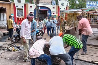 न्यू बस स्टैंड क्षेत्र में सड़क आवगमन व नाली बाधित अतिक्रमण हटाने की गई कार्यवाही: