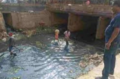 बारिश में वार्डो में पहॅुच आयुक्त कर रहे सफाई कार्यो का मुआयना