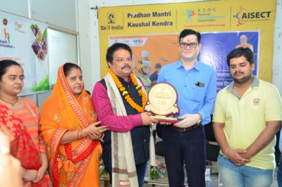 आजादी से अंत्योदय कार्यक्रम के अंतर्गत स्वतंत्रता सेनानियों के परिवारों को शॉल एवं श्रीफल से किया गया सम्मानित
