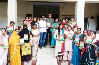 पार्षद ने निगम परिसर में 100 हितग्राहियो को बाटे राशन कार्ड: