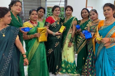 पहला सावन मिलन समारोह में आकर्षक ग्रीन वेशभूषा में नजर आईं महिलाएं: