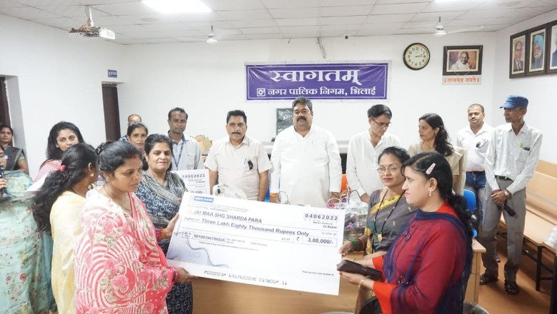 व्यवसाय में बढ़ोतरी के लिए महापौर नीरज पाल ने स्व सहायता समूह की महिलाओं को दिया लाखो का चेक