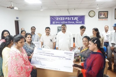व्यवसाय में बढ़ोतरी के लिए महापौर नीरज पाल ने स्व सहायता समूह की महिलाओं को दिया लाखो का चेक
