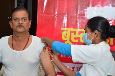 कलेक्टोरेट में अधिकारियों, कर्मचारियों एवं जनसामान्य ने कोविड-19 से सुरक्षा के लिए लगवाया प्रिकाशन डोज