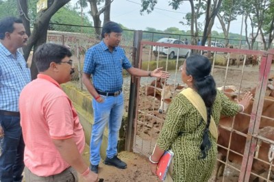 आयुक्त ने गौठान में निर्मित शेड,समतलीकरण,कोटना, पेयजल सहित अन्य व्यवस्था को तत्काल प्रारंभ करने के निर्देश दिए: