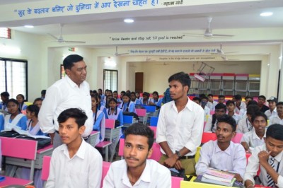 अपर कलेक्टर  सीएल मारकण्डेय ने ठाकुर प्यारेलाल सिंह नगर पालिक निगम उच्चतर माध्यमिक शाला राजनांदगांव पहुंचकर कक्षा नवमीं के बच्चों को पढ़ाया
