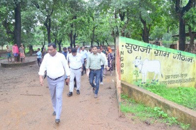 कलेक्टर ने तहसील कार्यालय मानपुर, स्वामी आत्मानंद उत्कृष्ट अंग्रेजी माध्यम विद्यालय सहित तोलूम नवागांव में गौठान का किया निरीक्षण
