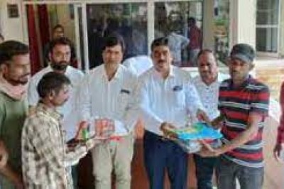 महापौर ने सभापति एवं स्वास्थ्य प्रभारी के साथ सफाई मित्र को साड़ी, एप्रोन दस्ताना जूता मोजा आई कार्ड रेनकोट टोपी मास्क गमबूट वर्दी,सुरक्षा कवच का विरतण किया: