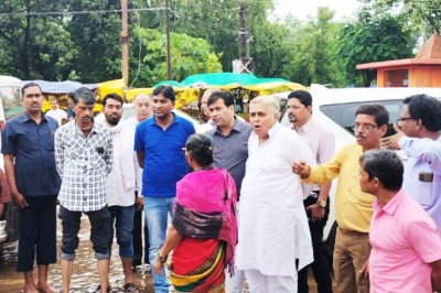 बारिश के बीच विद्यायक,महापौर व आयुक्त ने किया. जल भराव क्षेत्र का दौरा: