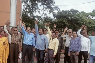 अंजोरा पशु चिकित्सा कॉलेज का  DA के  मांग पर हड़ताल