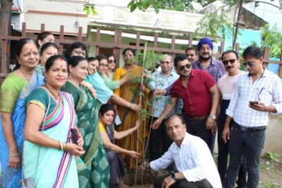 महापौर ने की कैलाश नगर उद्यान में पौधों का रोपण वार्ड पार्षद एवं लायनेस क्लब की पदाधिकारियों ने विभिन्न प्रजाति के लगाये 37 पौधे