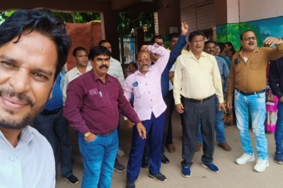 निगम दफ्तरों का ताला बंद कर होती रही नारेबाजी: