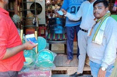 बाजार क्षेत्र के लगभग दर्जन भर दुकानों में प्रतिबंधित प्लास्टिक के लिये निगम की टीम ने दी दबीस  44 सौ रूपये जुर्माना एवं 5 किलो सिंगल यूज प्लास्टिक की जप्ती