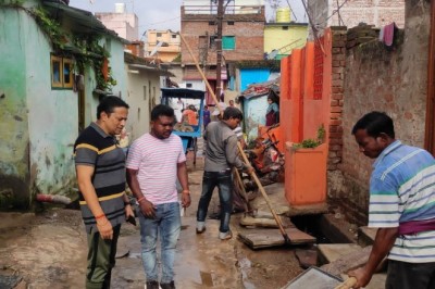 कृष्णा नगर की सघन बस्ती में पहुंचे आयुक्त लोकेश चंद्राकर, घनी बस्तियों में नाली सफाई अभियान में तेजी लाने के दिए निर्देश