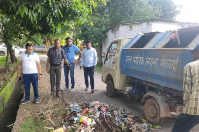 खुर्सीपार एरिया के बैक लाइन की सफाई का निगम आयुक्त लोकेश चंद्राकर ने किया निरीक्षण