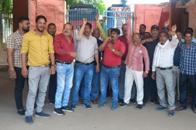 लगातार पांचवे दिन भी जारी रहा हड़ताल : निगम दफ्तर में काम-काज ठप दर-दर भटक रहे लोग फरियादी