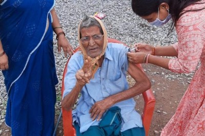 अपर कलेक्टर  सीएल मारकण्डेय ने डोंगरगांव विकासखंड के टीकाकरण केन्द्र, स्वामी आत्मानंद उत्कृष्ट अंग्रेजी माध्यम विद्यालय एवं गौठान, कृष्ण कुंज का किया निरीक्षण