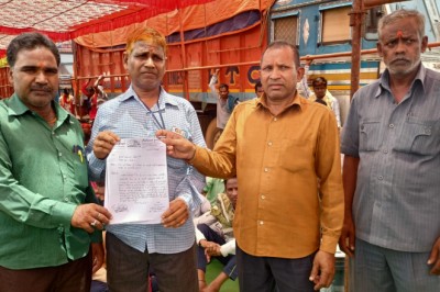 नागरिक आपुर्तिनिगम के नियुक्त ठेकेदार के विरोध में हमालो व मजदूरों  द्वारा विरोध प्रदर्शन