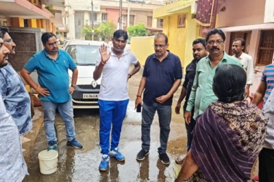 शहर में पेयजल व्यवस्था का निरीक्षण करने आयुक्त प्रकाश सर्वे ने सुबह नल खुलने के समय वार्डो मे पहुंचे: