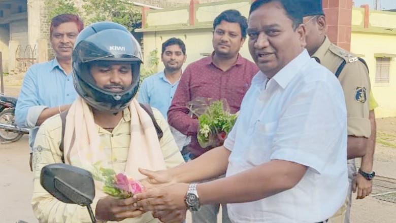 कलेक्टर एवं एसपी ने यातायात नियम का पालन करने वाले नागरिकों को किया सम्मानित