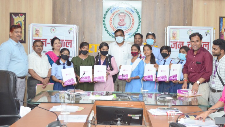 कलेक्टर ने नीति आयोग द्वारा चयनित 34 विद्यार्थियों को भेंट किया टेबलेट