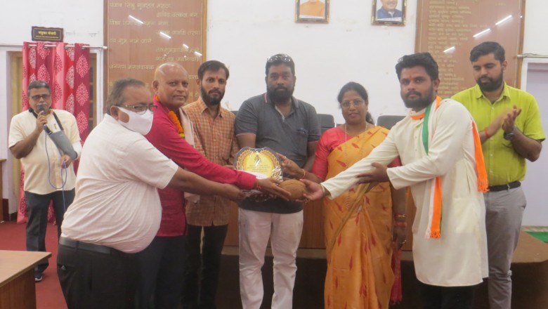 सेवानिवृत्त होने पर व्याख्याता श्रीमती सरला जैन, स्वच्छता निरीक्षक  राजेश वर्मा, प्र.लिपिक रमेश रामटेके एवं सफाई मित्र  कृष्ण कुमार को निगम में दी गई बिदाई