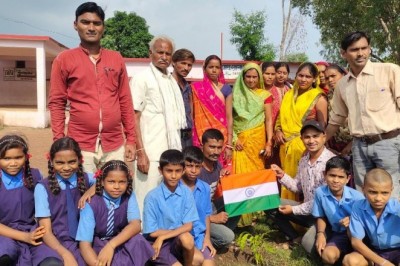 आजादी के अमृत महोत्सव पर स्कूल परिसर इंदामरा में वृक्षारोपण