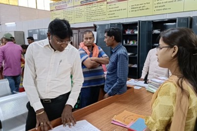 आयुक्त प्रकाश सर्वे ने निगम कार्यालय का किया औचक निरीक्षण