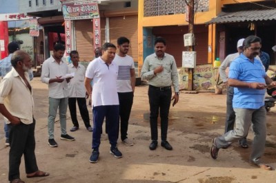 समझाइश देने के बाद भी सड़क बाधा करते हुए बिखेरा मलबा तो होगी कार्यवाही, निगम आयुक्त लोकेश चंद्राकर ने कैंप क्षेत्र के निरीक्षण के दौरान अधिकारियों को दिए निर्देश