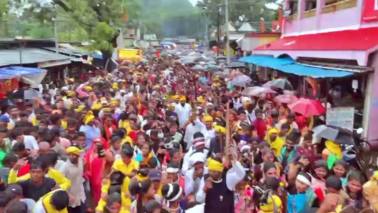 बरसते पानी में हजारों की संख्या में शामिल हुए आदिवासी