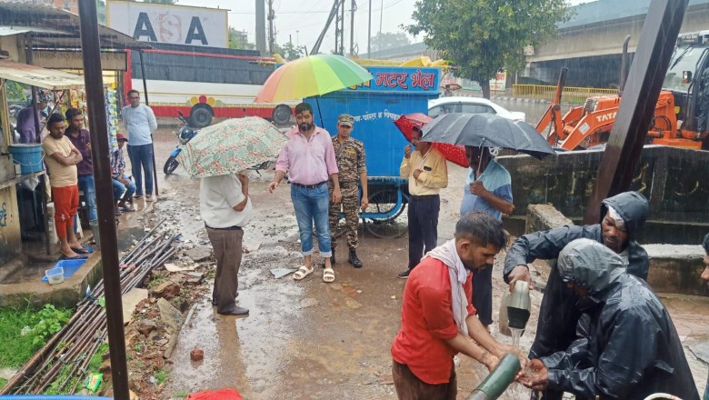 जिला चिकित्सालय के सामने नाला से जेसीबी से हटवाए फसे कचरे एवं नया बस स्टैण्ड बेसमंेट से डिजल पंप से किये पानी निकासी