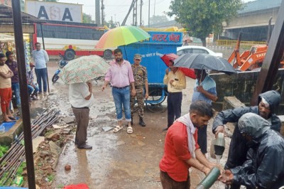 जिला चिकित्सालय के सामने नाला से जेसीबी से हटवाए फसे कचरे एवं नया बस स्टैण्ड बेसमंेट से डिजल पंप से किये पानी निकासी