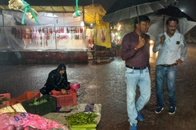 तेज बारिश होते देख निगम आयुक्त सहित आपदा प्रबंधन एवं अधिकारी कर्मचारी पहुँचे जलभराव क्षेत्र में: