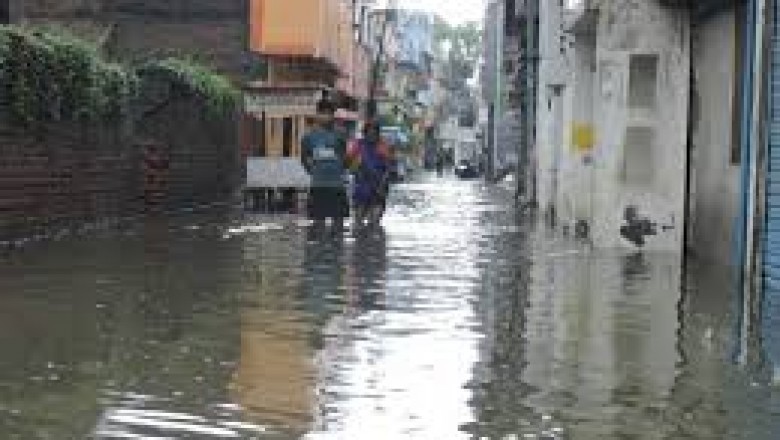 बढ़ते बारिश का कहर टुटा : नालो का पानी रस्ते पर ,गाँव के खेत पानी से डूबे
