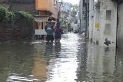 बढ़ते बारिश का कहर टुटा : नालो का पानी रस्ते पर ,गाँव के खेत पानी से डूबे