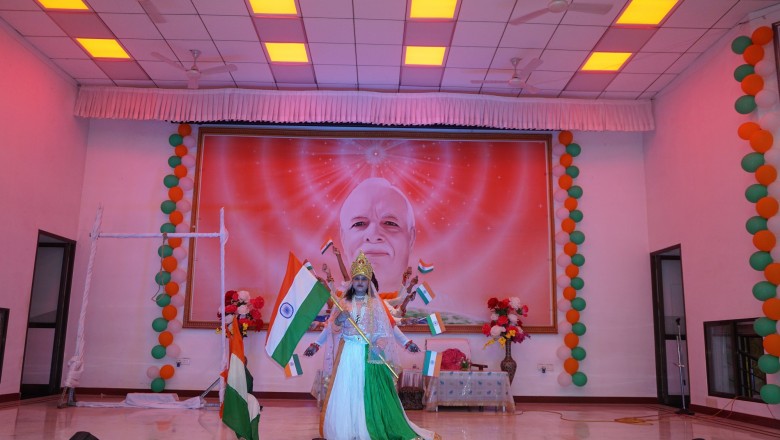 आजादी के अमृत महोत्सव पर अंतर दिशा भवन के शिखर पर लहराया तिरंगा