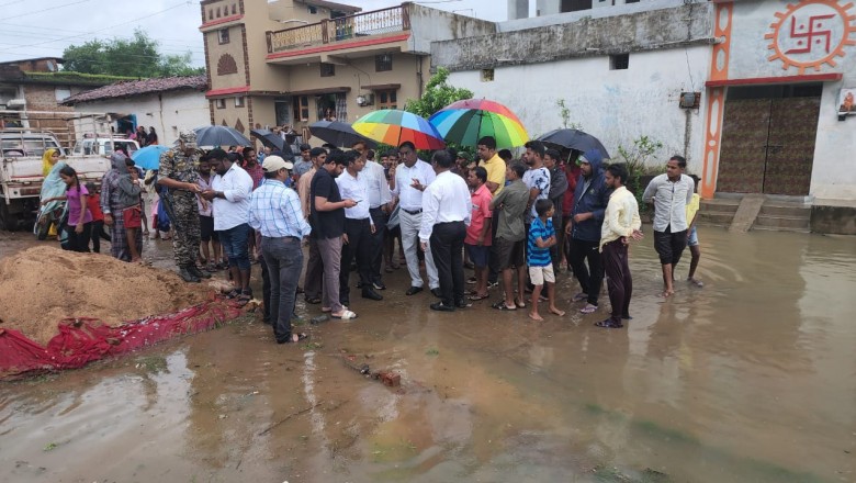 कलेक्टर ने मोहारा, सिंगदई, हरदी के बाढ़ प्रभावित क्षेत्रों का किया मुआयना