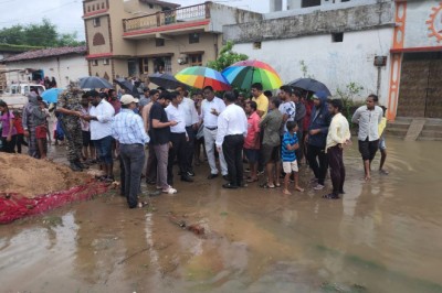कलेक्टर ने मोहारा, सिंगदई, हरदी के बाढ़ प्रभावित क्षेत्रों का किया मुआयना