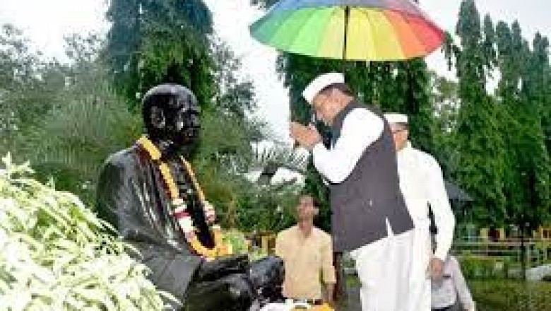 कलेक्टर श्री डोमन सिंह ने कलेक्टोरेट में फहराया तिरंगा