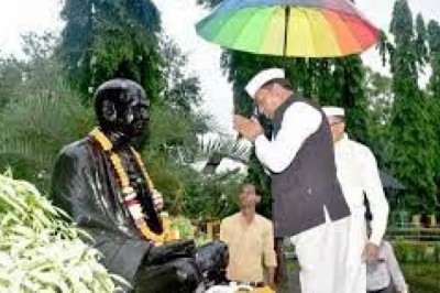 कलेक्टर श्री डोमन सिंह ने कलेक्टोरेट में फहराया तिरंगा